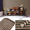 Primer plano de material de chapa de madera rayada marrón oscuro y negra para decoración de pared o tela.
