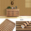 Un rollo de papel tapiz o revestimiento de pared a rayas con veta de madera para decoración del hogar.