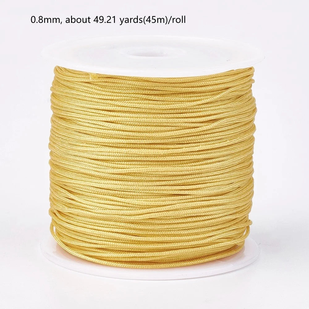Ein Roll nylon-Fadenkord in Gold, ca. 49,21 Yards lang.
