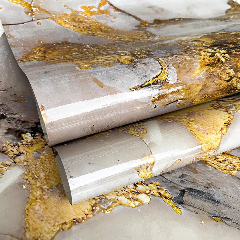 Primer plano de pegatinas adhesivas de mármol dorado con veteado y textura natural.