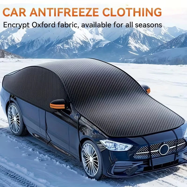 Schwarzes Auto mit texturiertem, dunklem Windschutzscheibenabdeckung in schneebedecktem Außenbereich.