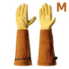 Une paire de gants de jardinage jaune moutarde avec des poignets marron et un logo M doré.