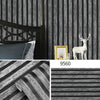 Un juego de pegatinas para paredes con rejilla de rayas blanco y negro, silueta de ciervo y textura de veta de madera.