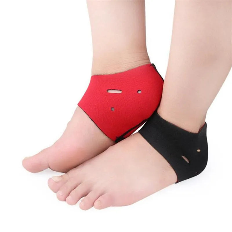 Calcetines de tacón rojo para terapia de fascitis plantar puestos en el pie y tobillo de una persona.