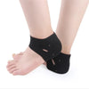 Calcetines de tacón negro diseñados para terapia de fascitis plantar, mostrados en un pie.