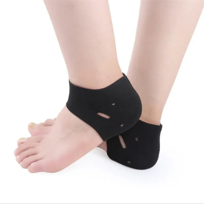 Calcetines de tacón negro diseñados para terapia de fascitis plantar, mostrados en un pie.