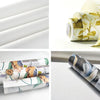 Rollos de papel tapiz autoadhesivo floral de damasco vintage en tonos crema y oro.