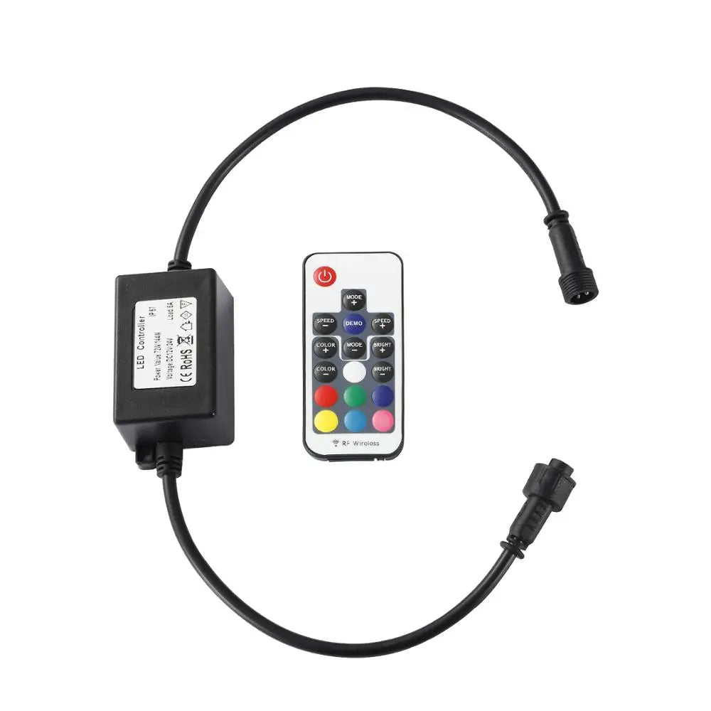 Schwarzer LED-Controller mit angeschlossenem Kabel und Fernbedienung für Infrarot.