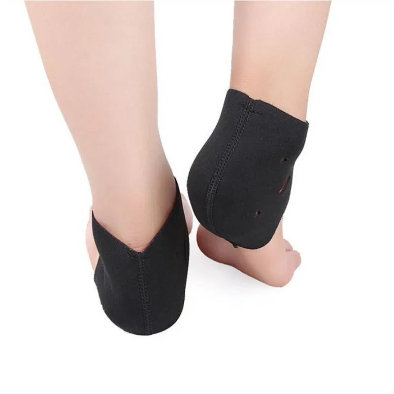 Calcetines de tacón negros terapéuticos puestos en un pie, mostrando el diseño y el ajuste.