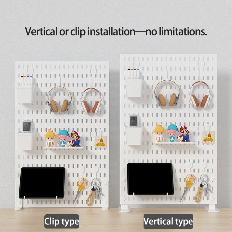 Weißer Desktop-Pegboard-Organizer mit vertikalen und Clip-Installationsoptionen für anpassbare Organisation.