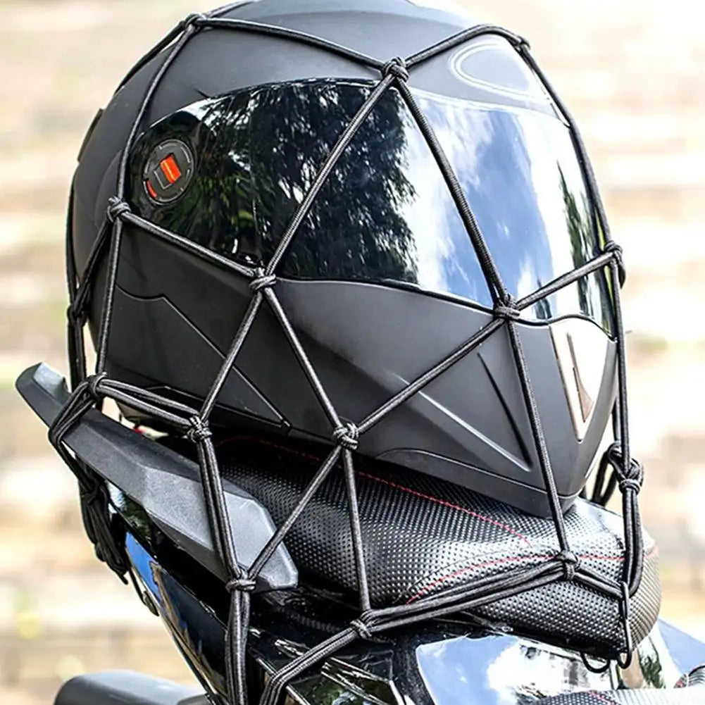 Schwarzer Motorradhelm mit einem strapazierfähigen Netzorganizer zum Aufbewahren.