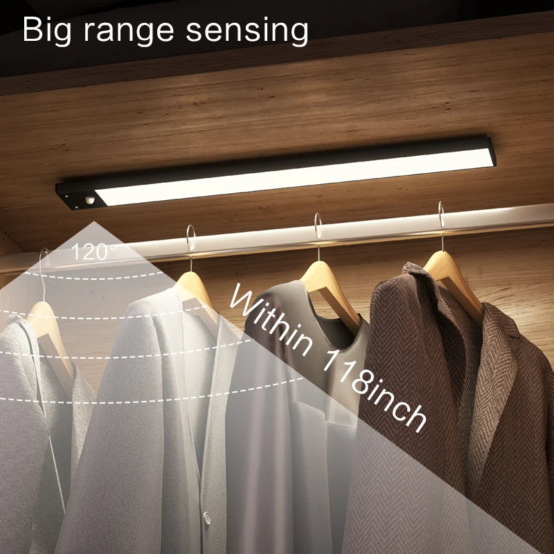 Lange LED-Leuchte beleuchtet einen Kleiderständer mit großer Reichweiten-Sensorik.