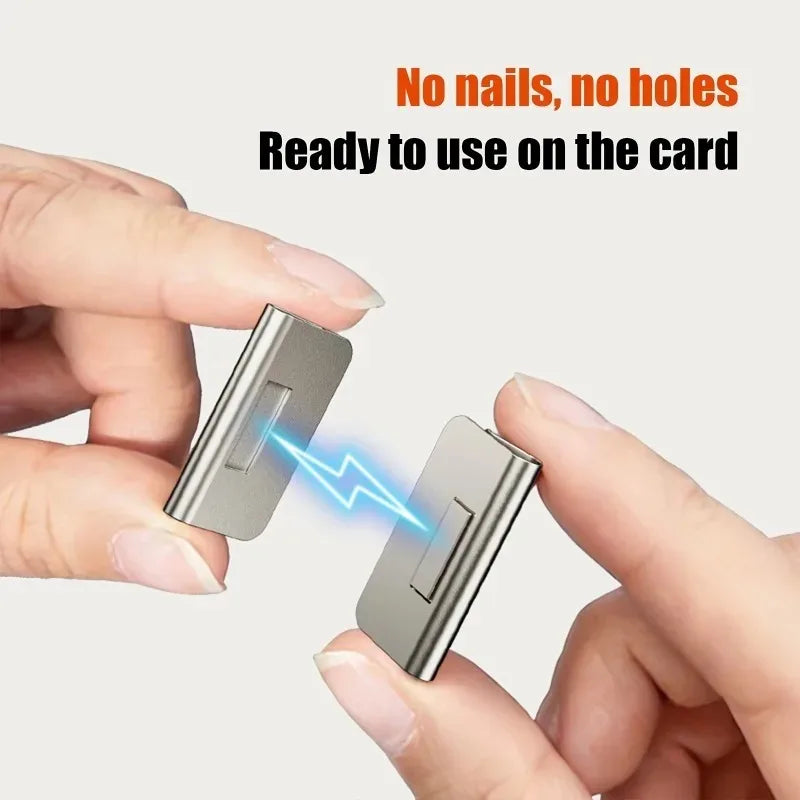 Eine Hand hält eine metallische magnetische Vorhangklammer, die ihre sofort einsatzbereite Funktion demonstriert.