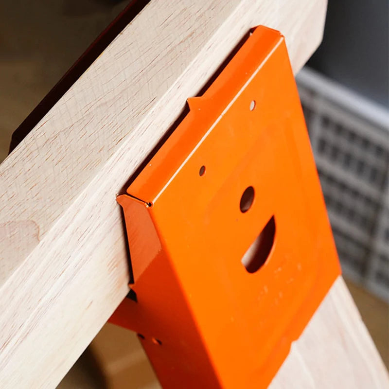 Orangefarbener, robuster Metall-Holz-Stab, befestigt an eine helle Holzplanke.