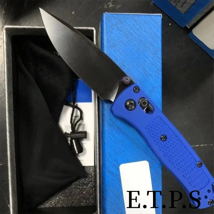 Un couteau de poche pliable (EDC) avec une lame noire et un manche bleu, à côté de son étui.