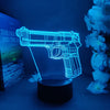 Leuchtend blaues Neonlicht einer alten Pistole auf einer dunklen Oberfläche neben weißen Blumen.