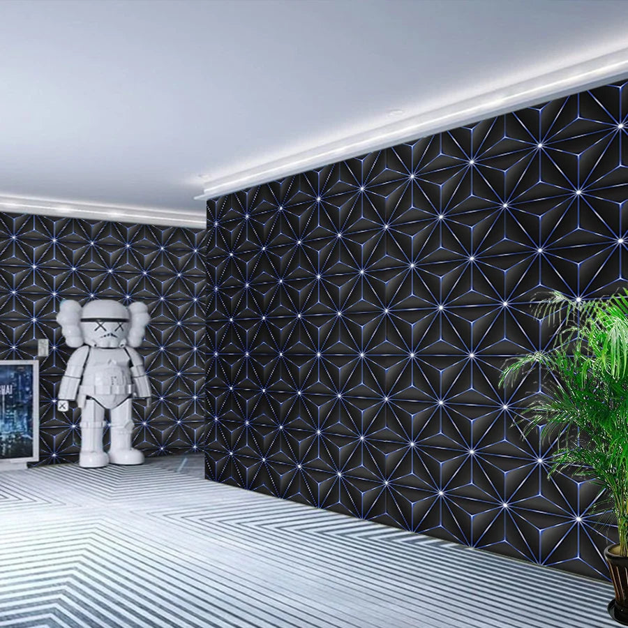 Pared interior moderna con papel tapiz geométrico oscuro y una figura blanca, y suelo a rayas.
