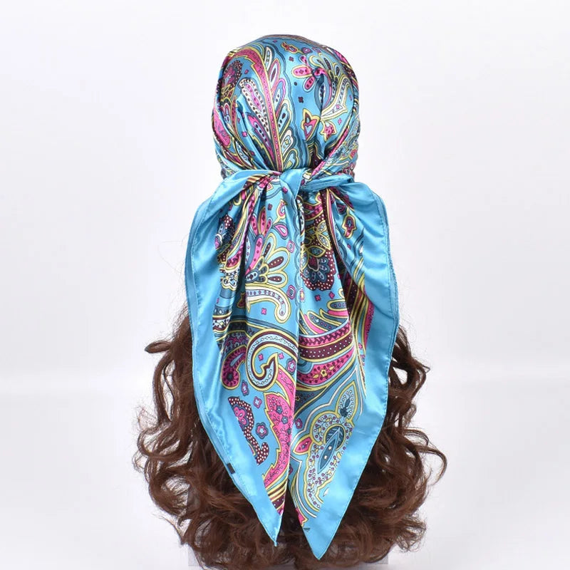 Foulard hijab en satin de soie bleu vif avec des motifs floraux et paisley complexes