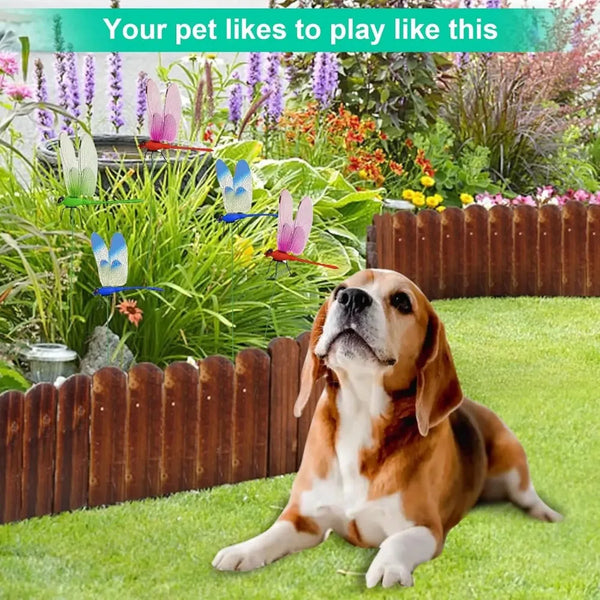 Ein Beagle liegt auf grünem Rasen in einem Garten mit lila Blumen und rosa Libellen.