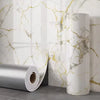 Rouleau d'imitation de marbre autocollant pour mur avec des veines blanches et dorées sur fond gris clair