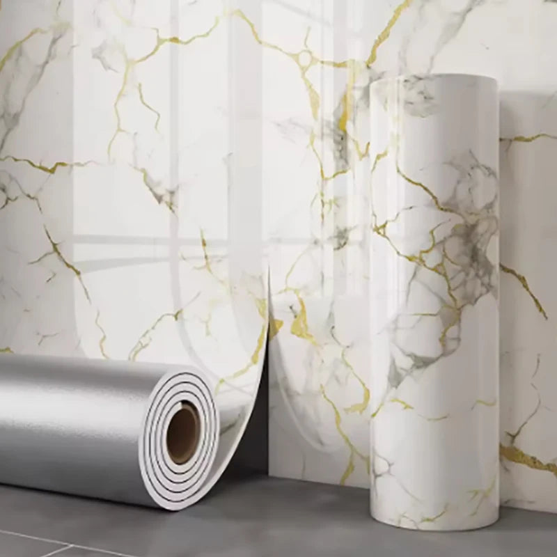 Rouleau d'imitation de marbre autocollant pour mur avec des veines blanches et dorées sur fond gris clair