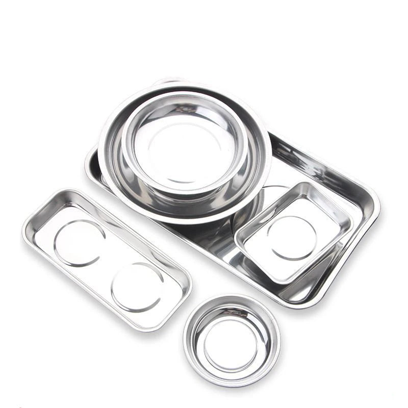 Silberne magnetische Teile-Organizer-Schale mit mehreren Fächern.