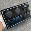 Panneau de commutateur en aluminium noir avec indicateurs de tension USB et CC et plusieurs boutons de commutation.