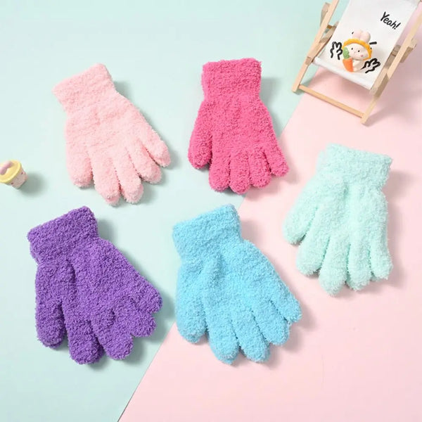 Eine Sammlung von plüschigen Winterhandschuhen mit vollen Fingern in verschiedenen Farben, darunter rosa, lila und hellblau, 