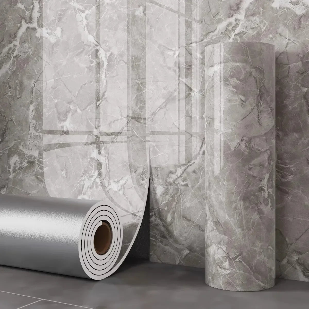 Autocollants muraux en relief de marbre argenté autocollants, contre un fond marbré gris.