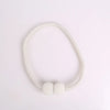 Zarte Perlenarmband mit magnetischen Vorhangclips.