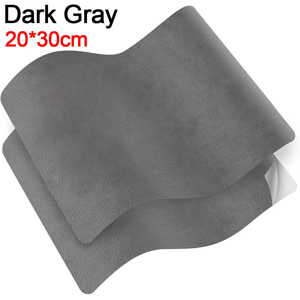 Cinta de reparación de cuero autoadhesiva de color gris oscuro, enrollada y apilada.