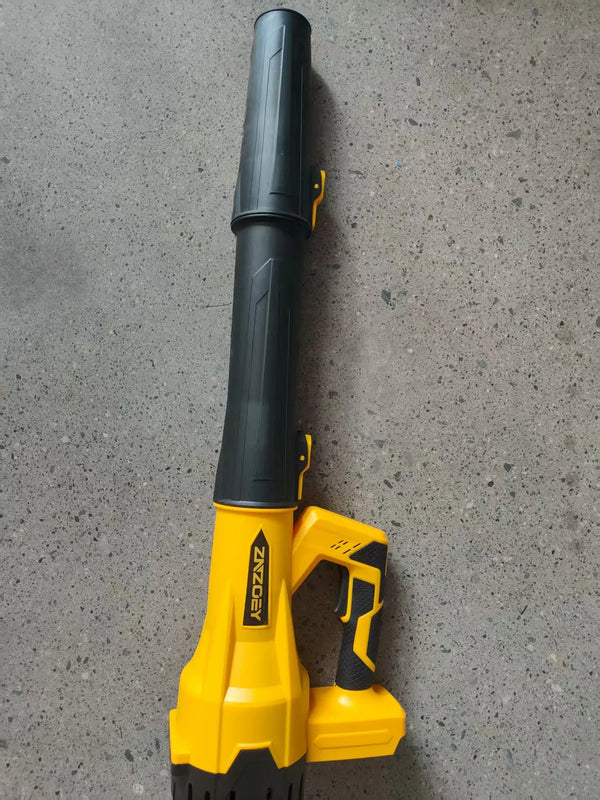 Gelber Akku-Laubsauger mit schwarzer und gelber Batterie vor grauem Hintergrund.