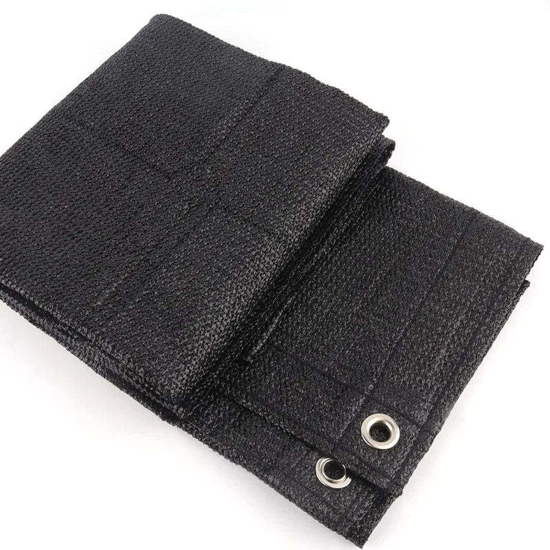 Pantalla de privacidad de HDPE negra para sombra exterior y patio, plegada y lista para usar.