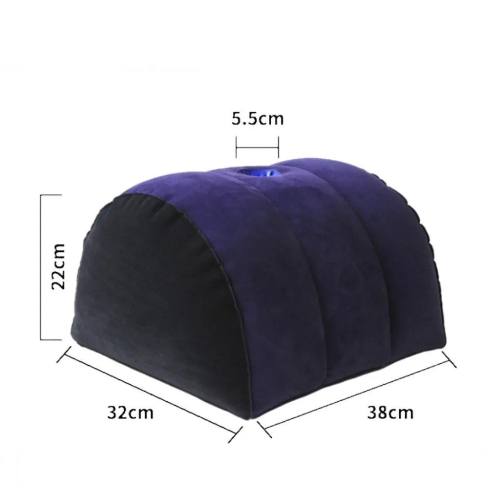 Almohada inflable de silicona azul oscuro y negro con efecto de plumón, vista desde arriba.