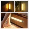 Portables USB-Lade-LED-Nachtleuchte beleuchtet eine Holzwand und eine Pflanze in einem modernen Innenraum.