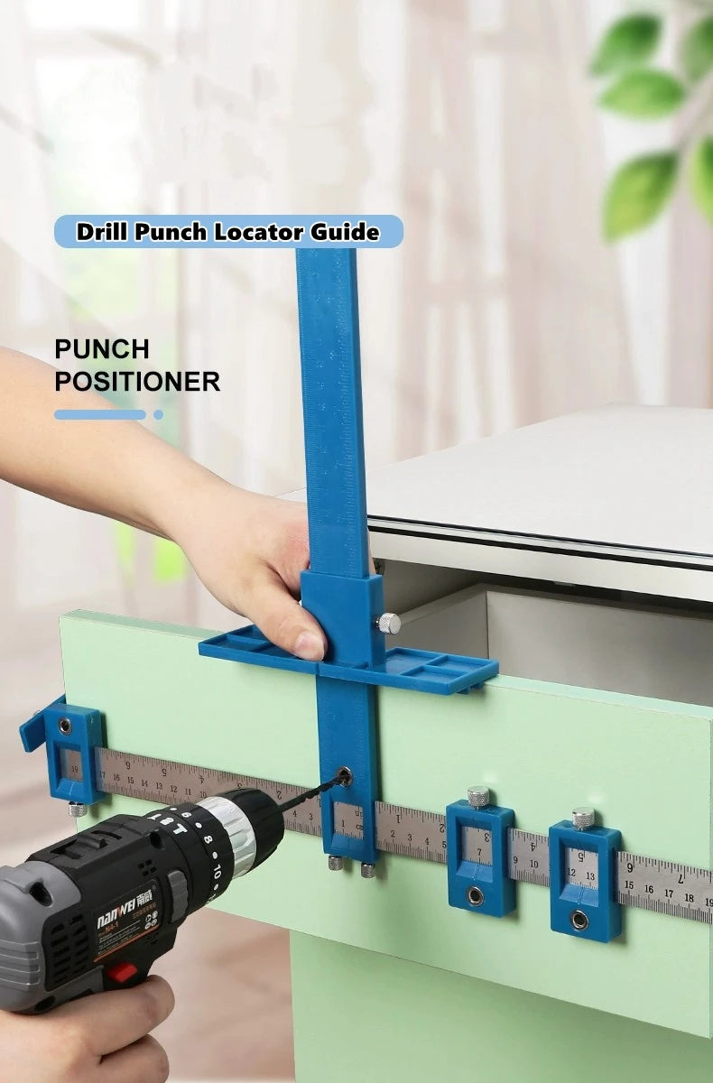 Une main utilise un guide de localisation de punch pour positionner un puncher sur un matériau.