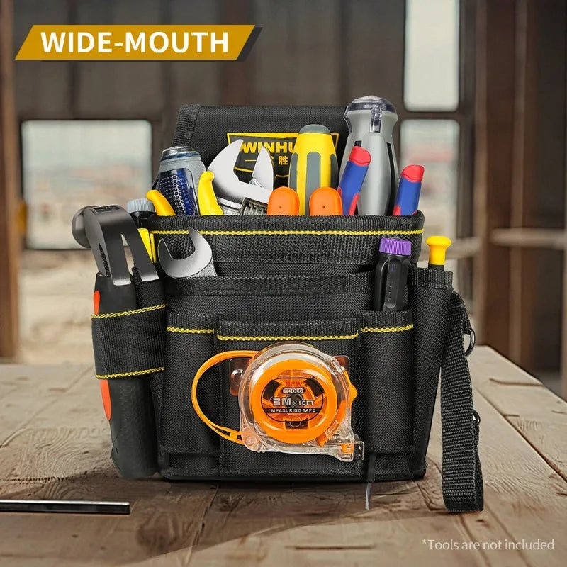 Una bolsa de herramientas eléctrica negra y resistente llena de diversas herramientas manuales y accesorios sobre una superfi