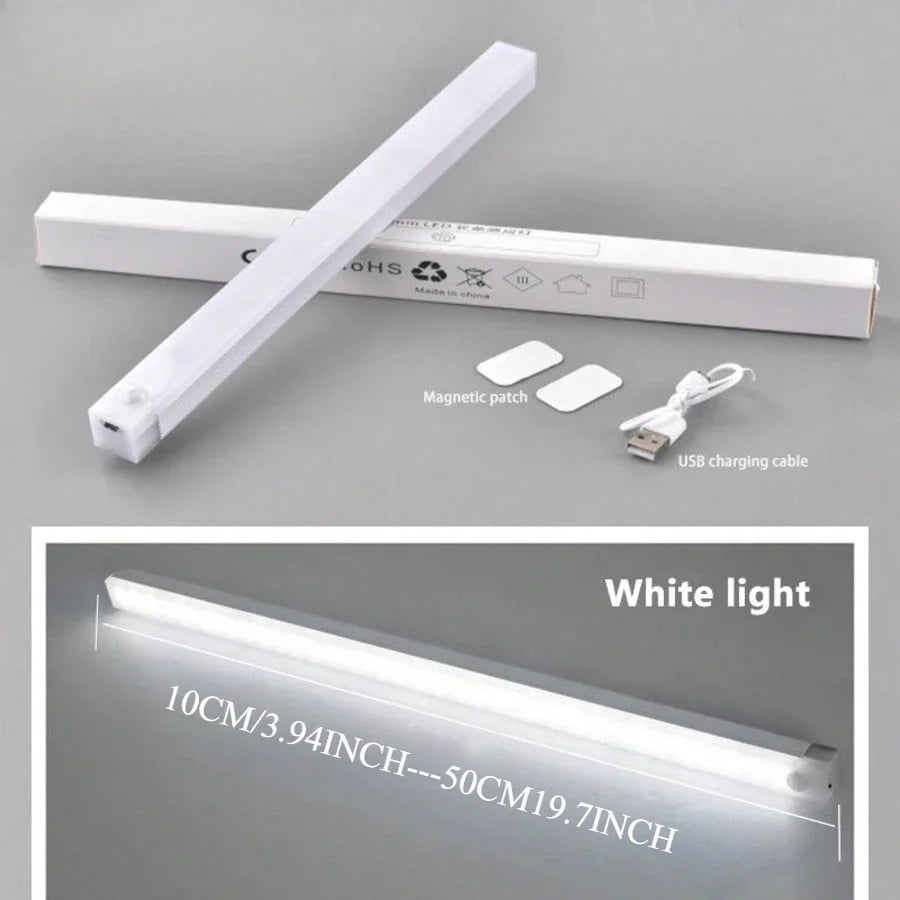 قضيب إضاءة LED أبيض مع رقعة مغناطيسية وكابل شحن USB، مع عبوته.