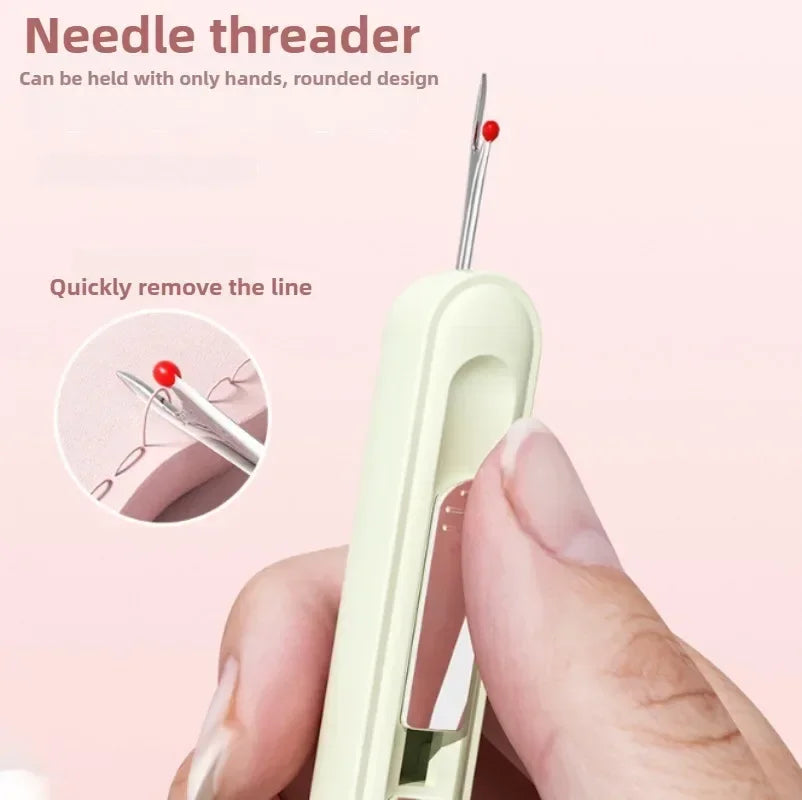 Eine Hand hält ein hellgrünes Nadel-Fadenwerkzeug mit roter Spitze und demonstriert sein abgerundetes Design.