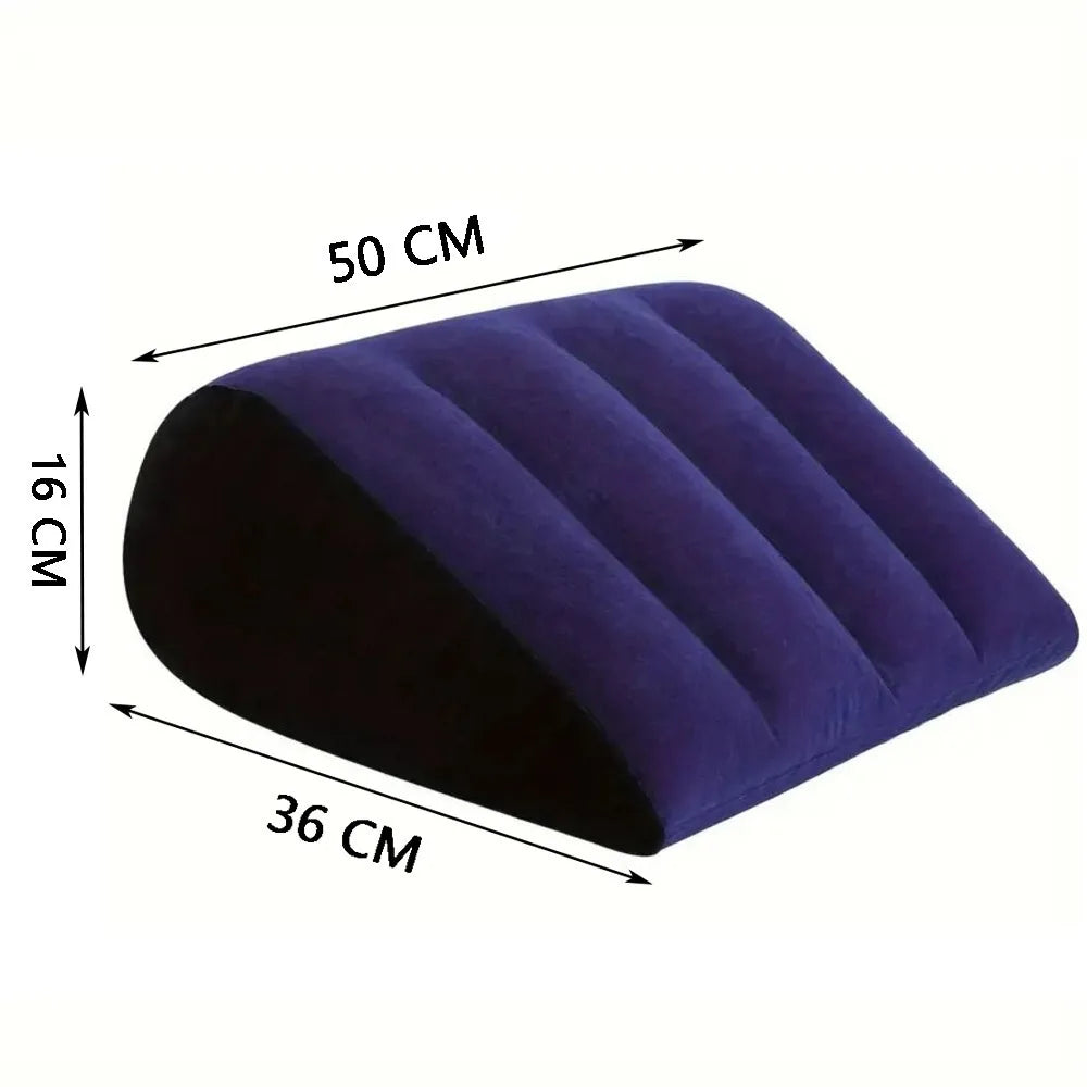 Almohada inflable de silicona morada oscura con relleno, vista lateral, mide 50 cm de largo y 16 cm de alto.