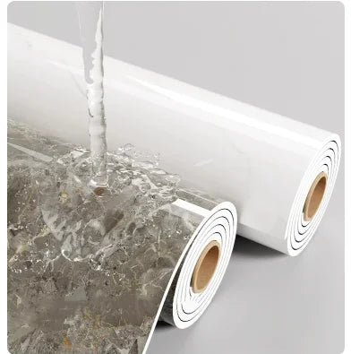 Rouleau d'adhésifs muraux imitation marbre blanc auto-adhésifs étant appliqué sur une surface.