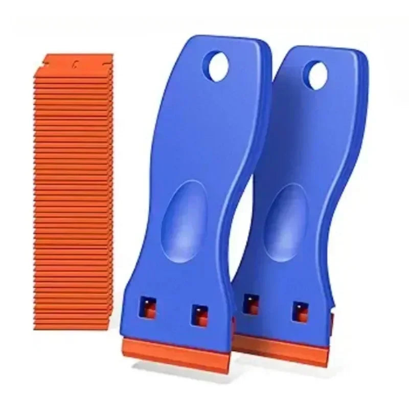 Un racloir en verre de précision bleu et un outil de retrait d'autocollants à côté d'une pile d'outils orange.