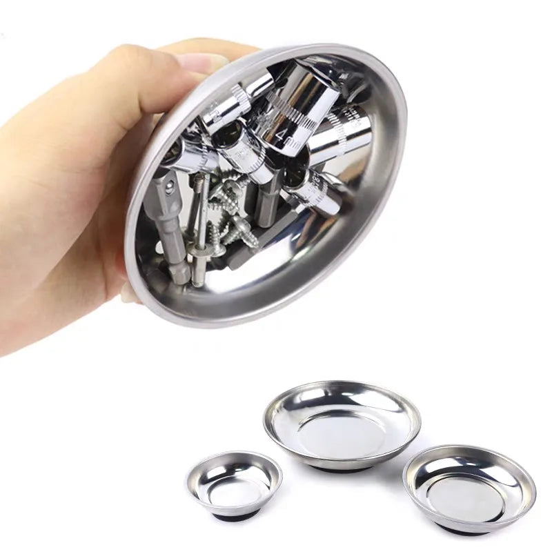Eine Hand hält einen silbernen magnetischen Teile-Organizer mit verschiedenen kleinen Metallteilen darin.