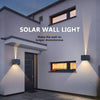 Exterior de una casa moderna mostrando una luz solar iluminando la fachada y una ventana.