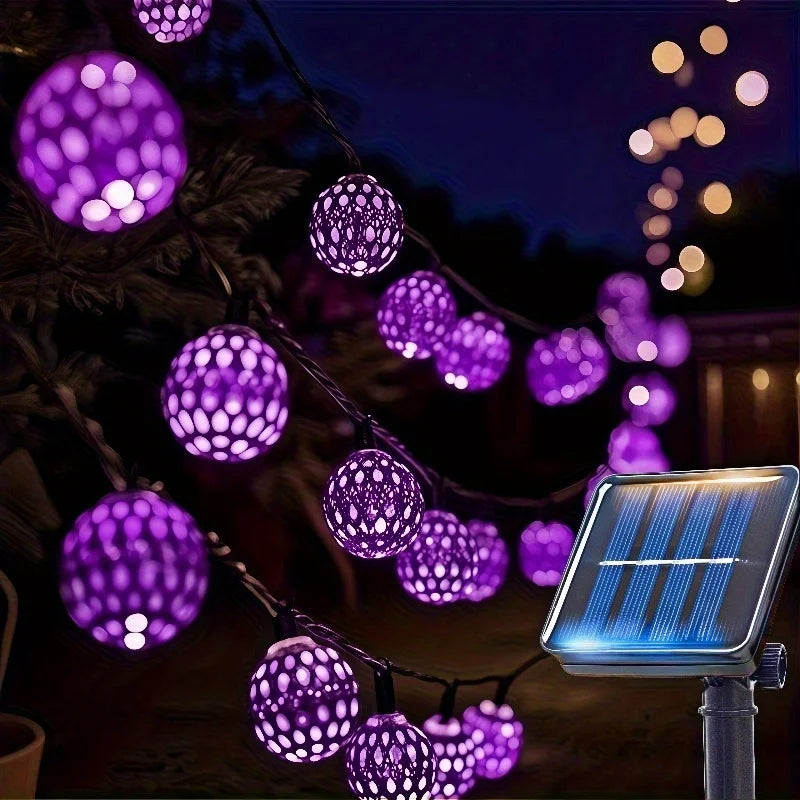 Luces de cuerda marroquíes con orbes LED morados y un sistema de panel solar por la noche