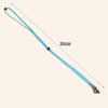 Lanyard bleu vif et ajustable pour fixer des lunettes, montré tendu avec une marque de mesure.