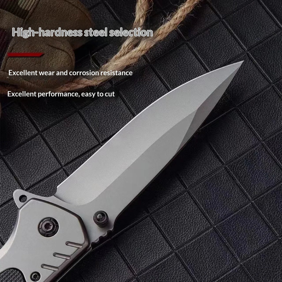 Silberne faltbare Taschenmesser mit scharfem Klinge vor dunklem Hintergrund, das die hohe Härte des Stahls hervorhebt