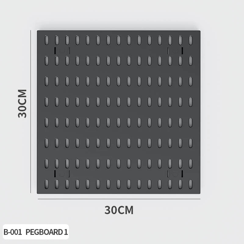 Graues Pegboard-Organizer mit vielen Löchern zur individuellen Desktop-Organisation.