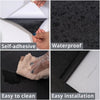 Demostración de papel de contacto autoadhesivo impermeable mostrando fácil instalación y limpieza.