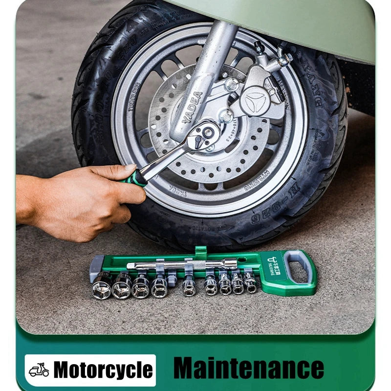Una mano sostiene un juego de dados métricos e imperiales junto a un neumático con una rueda desmontada, demostrando mantenim